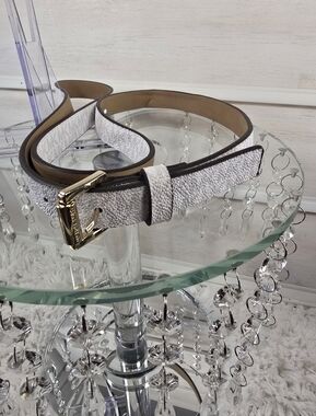 Michael Kors Womens Textured White Belt with Gold Buckle MK detail